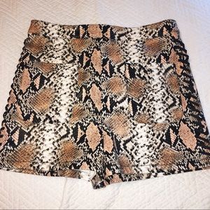 Snakeprint shorts
